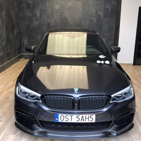 BMW 5 zabezpieczenie całego frontu folią Aqua Shield Pro. Powłoka ochronna graphene. Zabezpieczenie felg i szyb powłoką ochronną. Kosmetyka wnętrza